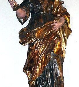 Statuen und Taufbecken