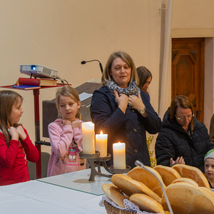 Am Nachmittag des Gründonnerstags fand eine Abendmahlfeier für Kinder in der Pfarrkirche statt.