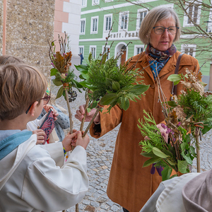 Palmsonntag Pfarre Kirchdorf an der KremsKath. Jungschar bot selbst gebundene Palmbuschen an, der Erlös ist fürs Jungscharlager