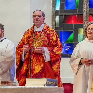 Firmspender Abt Nikolaus Thiel und Pastoralassistentin Susanne Lammer
