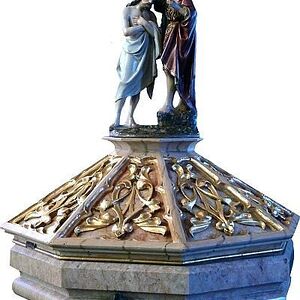 Statuen und Taufbecken