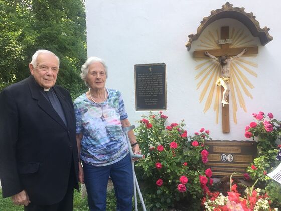 Bischof em. Maximilian Aichern mit Maria Dammer beim Jägerstätter-Gedenken 2019 in St. Radegund