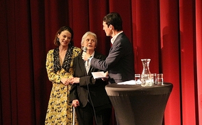Innig verbunden: Schauspielerin Valerie Pachner, die im Film Franziska Jägerstätter verkörpert, und Jägerstätter-Tochter Maria Dammer (mit Andreas Schmoller, Leiter Jägerstätter Institut KU Linz).
