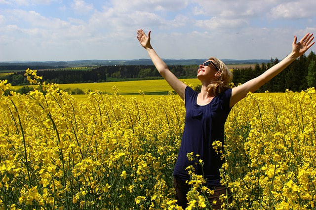 Frau in Rapsfeld