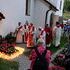 Neben den zwei J?gerst?tter-T?chtern, weiteren Verwandten und Pfarrangeh?rigen nahmen die internationalen Pilger:innen an der Messfeier teil, die mit der traditionellen Lichterprozession zur Grabst?tte von Franz und Franziska J?gerst?tter abgeschloss