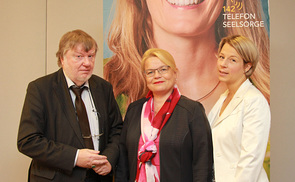V. l.: Univ.-Prof. Dr. mult. Hilarion G. Petzold, Mag.a Silvia Breitwieser (Leiterin TelefonSeelsorge OÖ – Notruf 142), Mag.a Barbara Lanzerstorfer-Holzner (stv. Leiterin TelefonSeelsorge OÖ – Notruf 142)