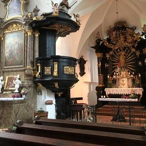 Am linken Seitenaltar hat das Reliquiar seinen Platz.