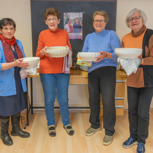 Fastensuppenessen / Foto Haijes Frauen der Katholischen Frauenbewegung Kirchdorf mit köstlichen Suppen.