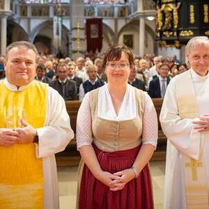 v.l.: Pastoralvorstand Mag. Johannes Mairinger, Verwaltungsvorst?ndin Daniela Riedl und Pfarrer Mag. Johann Greinegger.