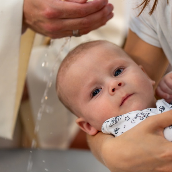 Die Taufe mit Weihwasser / Erzdiözese Wien/ Stephan Schönlaub, Stephan Schönlaub Die Taufe ist das erste Sakrament. Durch sie wird ein Mensch in die Glaubensgemeinschaft der Christen aufgenommen. Das Sakrament hat seinen Ursprung in der Taufe Jesu durch Johannes im Fluss Jordan. In der Taufe bezeichnet das Wasser sowohl für den T