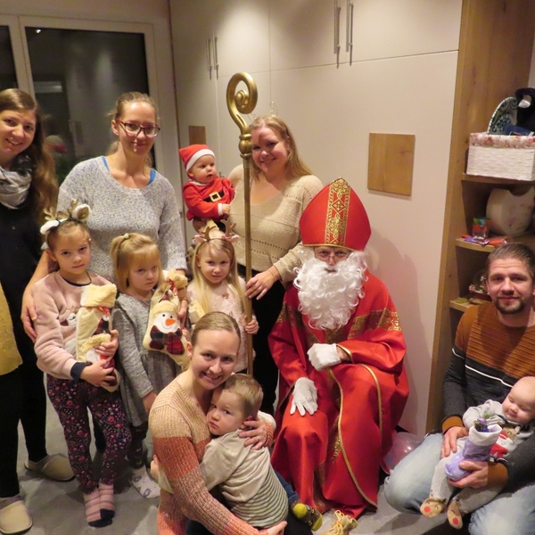 Familie mit Nikolaus / @ Pfarregemeinde Sipbachzell Familie mit Nikolaus